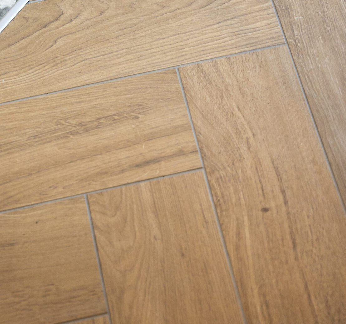 Visgraat leggen: klassiek patroon voor vloer en wand